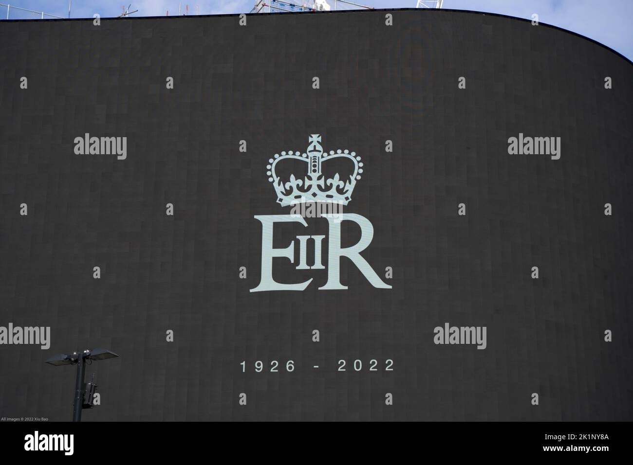 Londres, Reino Unido, 9th de septiembre de 2022. El Royal Cypher EIIR se muestra en un cartel digital en el centro del oeste de Londres para rendir homenaje a Su Majestad la Reina y conmemorar su largo servicio a nuestra nación. Crédito: Xiu Bao/Alamy Live News Foto de stock