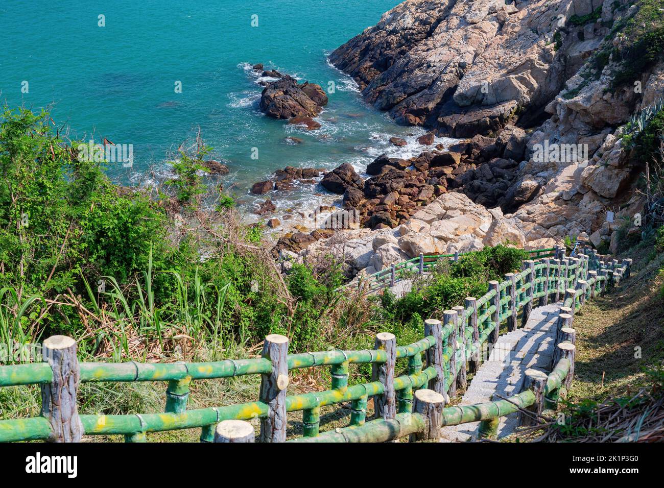 Vista soleada del paisaje de la costa del municipio de Nangan en Matsu, Taiwán Foto de stock