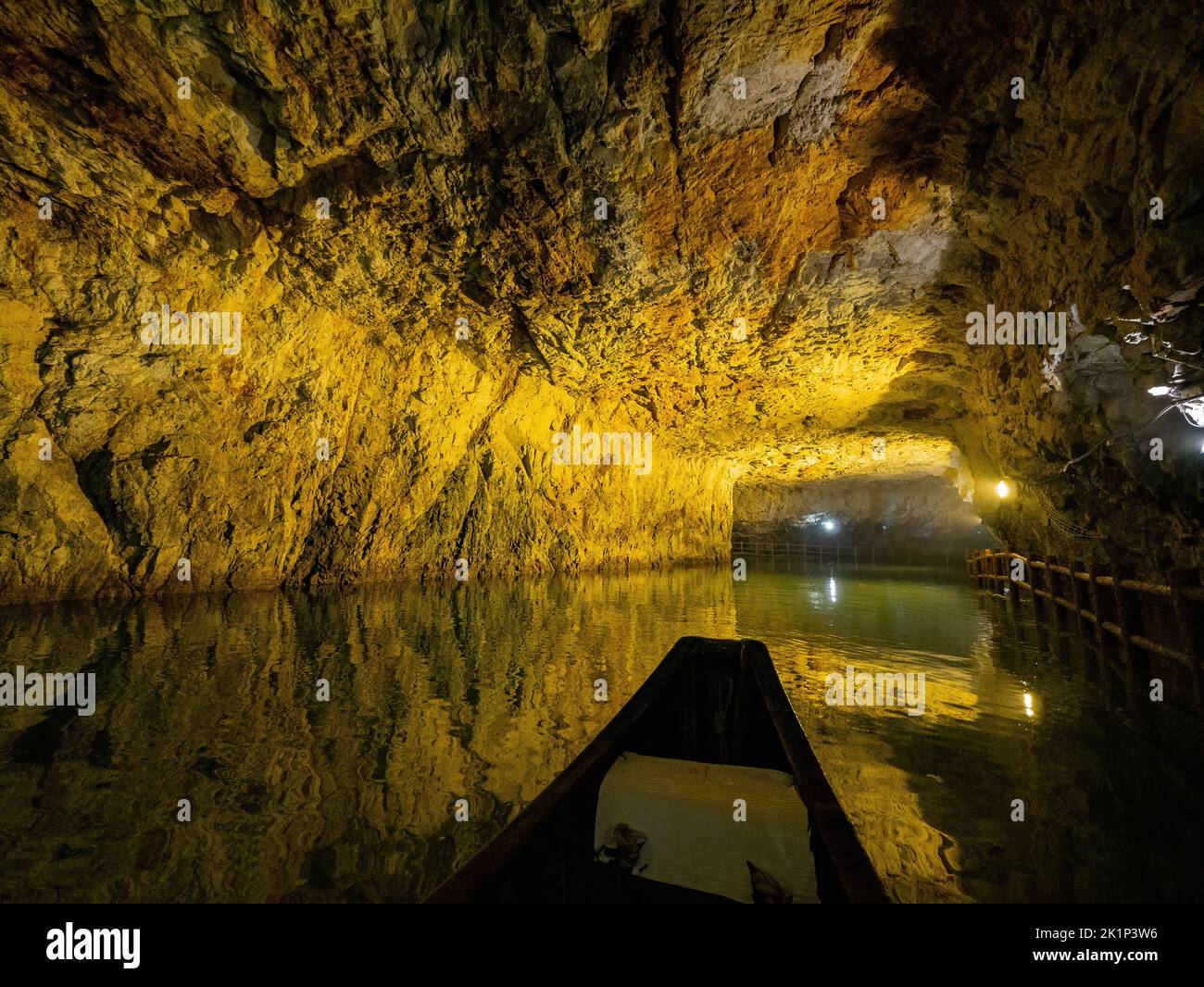 Vista interior del túnel Beihai en Matsu, Taiwán Foto de stock