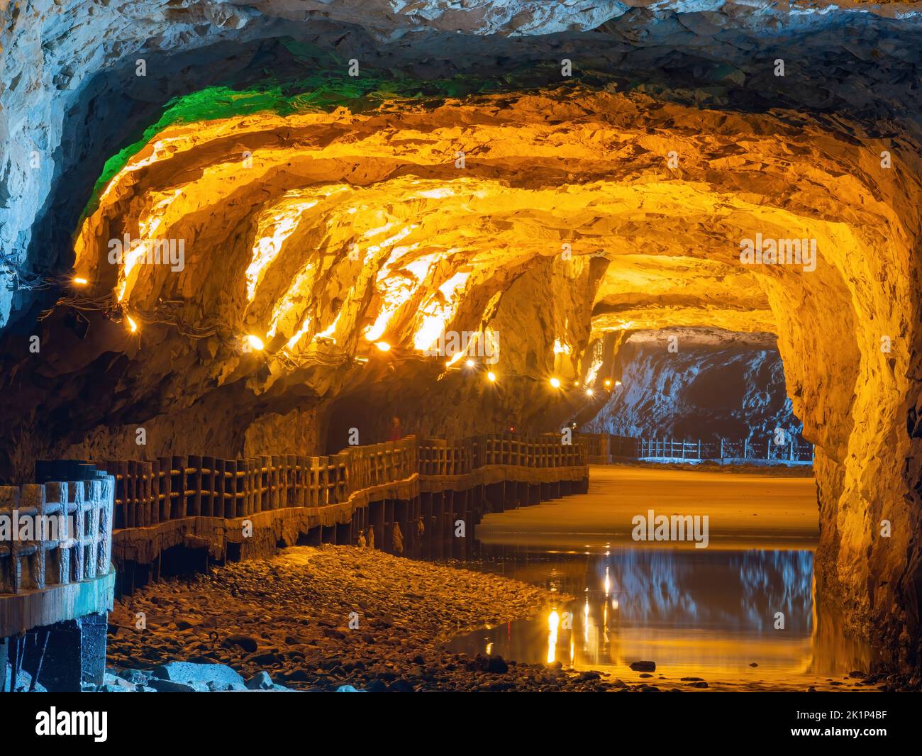 Vista interior del túnel Beihai en Matsu, Taiwán Foto de stock