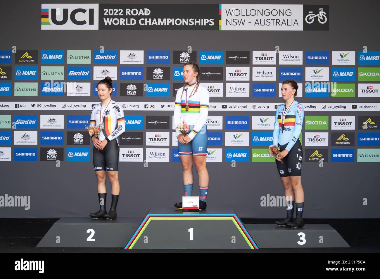 Zoe Backstedt de Gran Bretaña en el podio después de ganar la contrarreloj juvenil femenino en el Campeonato Mundial de Ciclismo en Carretera UCI 2022. Foto de stock