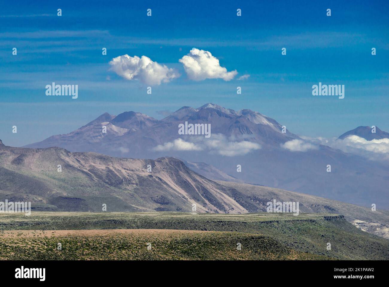 Paisaje montañoso en Perú con nubes blancas sobre el volcán Foto de stock