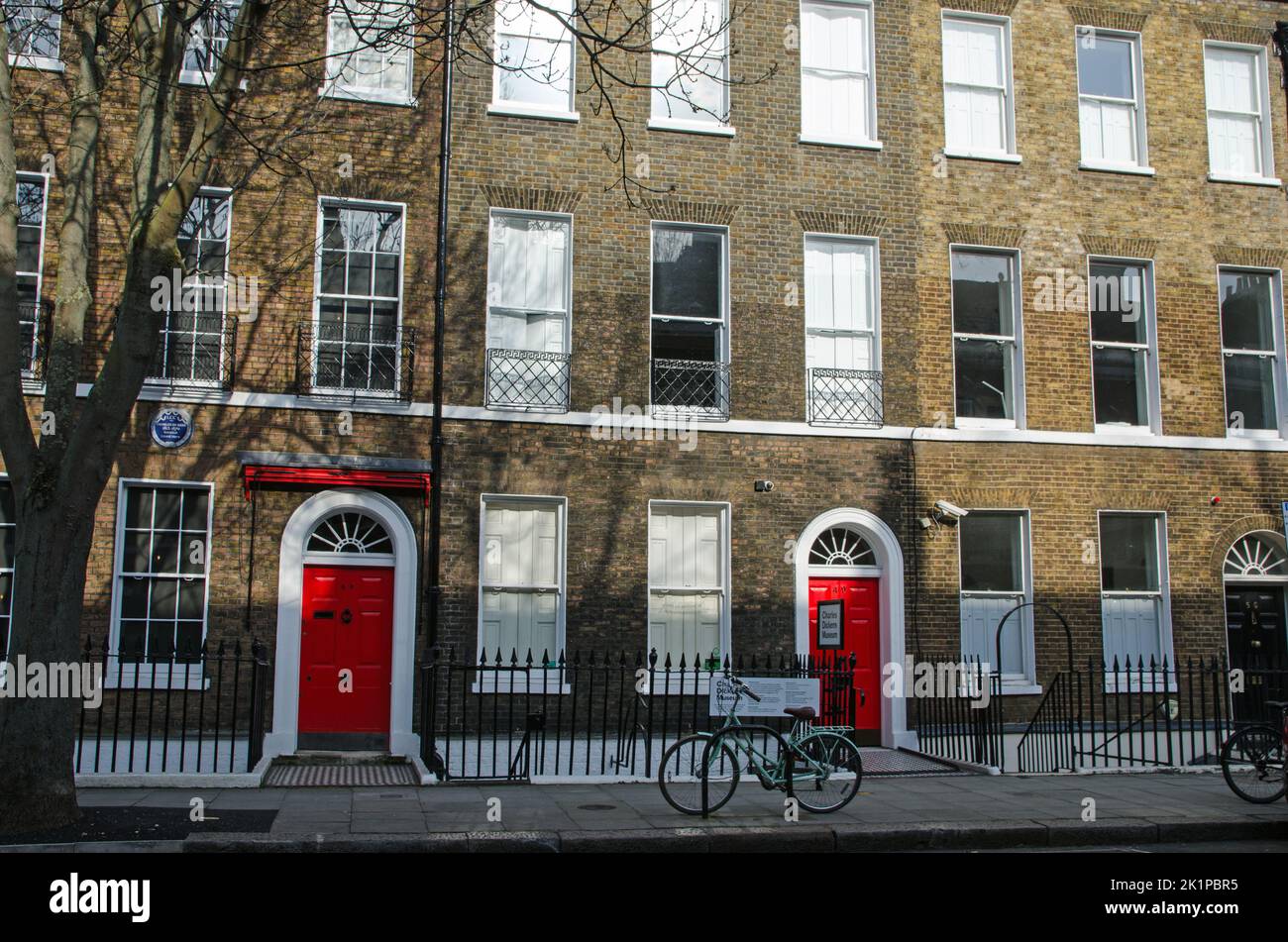 Londres, Reino Unido - Marzo de 2022: Vista de la antigua calle Doughty, hogar del novelista Charles Dickens, que ahora se ha convertido en un museo de celebración Foto de stock