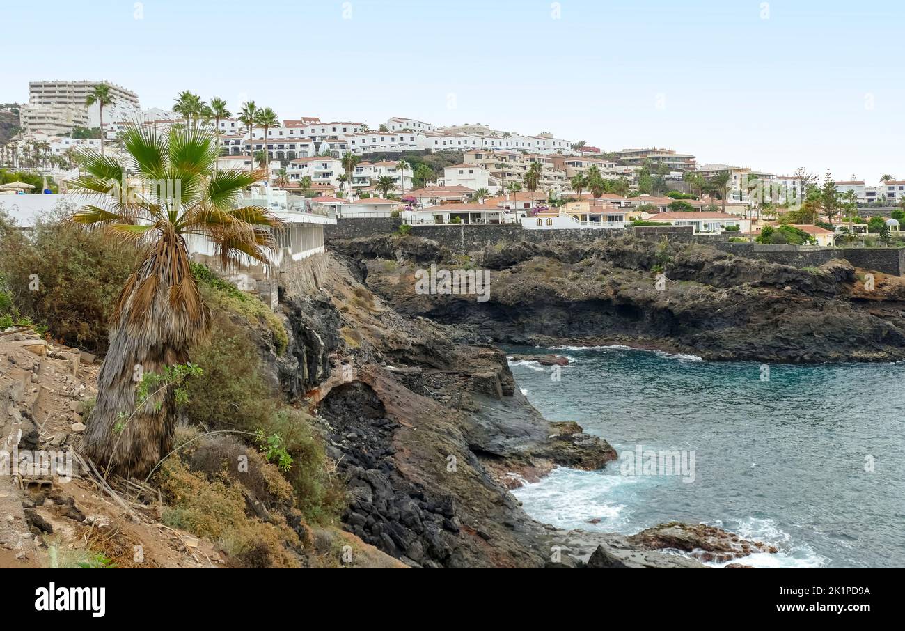Impresión de Los Gigantes, un pueblo turístico en el municipio de Santiago del Teide en la costa oeste de la isla canaria de Tenerife. Foto de stock