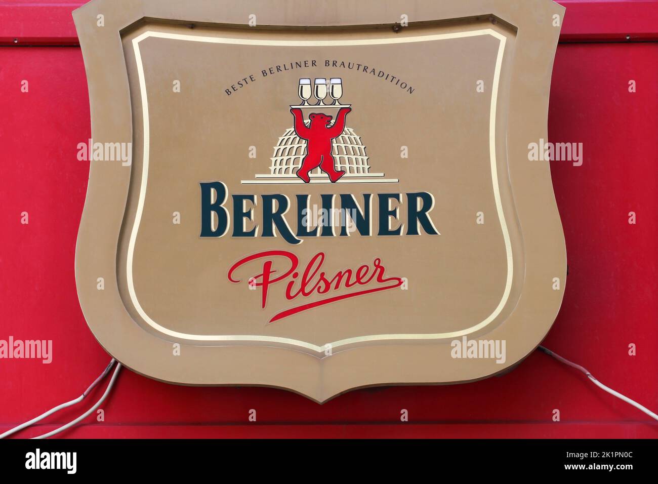 Berlín, Alemania - 13 de julio de 2020: Logotipo de Berliner Pilsner en una pared. Berliner Pilsner es una cerveza producida en Berlín Foto de stock