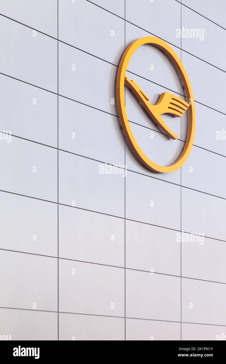 Frankfurt, Alemania - 28 de septiembre de 2015: Logotipo de Lufthansa en la pared del aeropuerto de Frankfurt. Lufthansa es una aerolínea alemana y la más grande de Europa Foto de stock