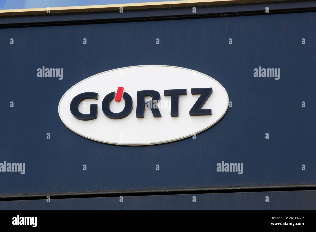 Berlín, Alemania - 13 de julio de 2020: Logotipo de Görtz en una pared. Görtz es una empresa alemana de comercio de calzado fundada en Barmbek, cerca de Hamburgo Foto de stock