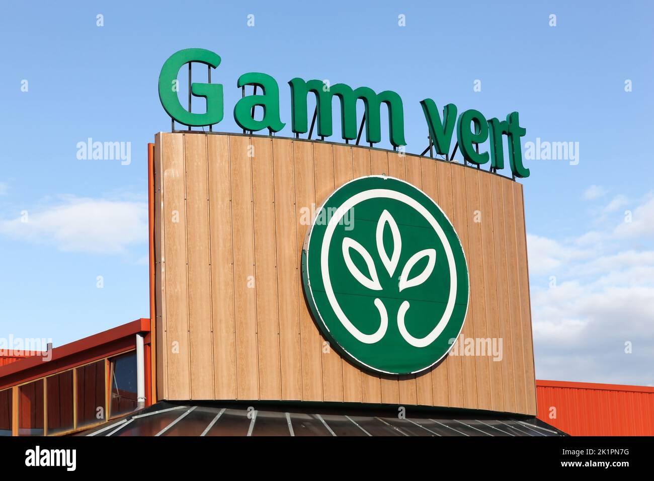 Montelimar, Francia - 2 de noviembre de 2018: GAMM Vert es una marca de centro de jardinería especializada en autoservicios agrícolas, tiendas de animales y productos locales Foto de stock