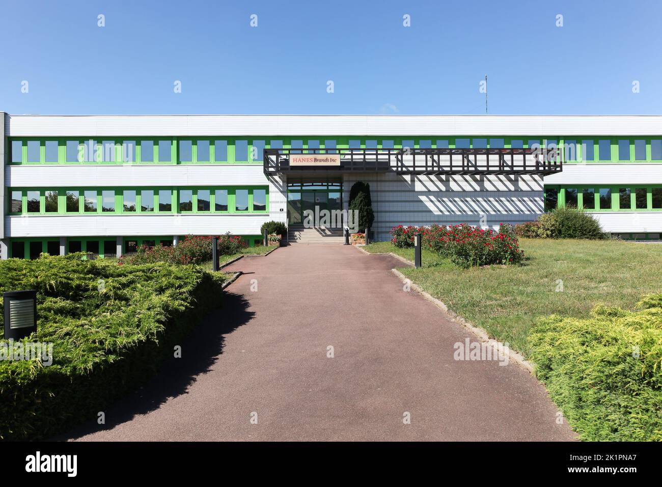 Autun, Francia - 5 de julio de 2020: Edificio de oficinas de Hanesbrands inc and Dim en Autun, Francia Foto de stock