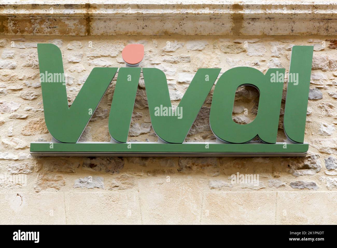 Villefranche du Périgord, Francia - 26 de junio de 2021: Logo vival en una pared. Vival es una tienda de conveniencia francesa perteneciente al Grupo Casino Foto de stock