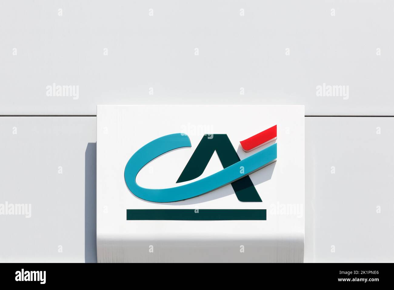 Fumel, Francia - 25 de junio de 2021: Logotipo de Credit Agricole en una pared. Credit Agricole es una red francesa de bancos cooperativos y mutuos Foto de stock