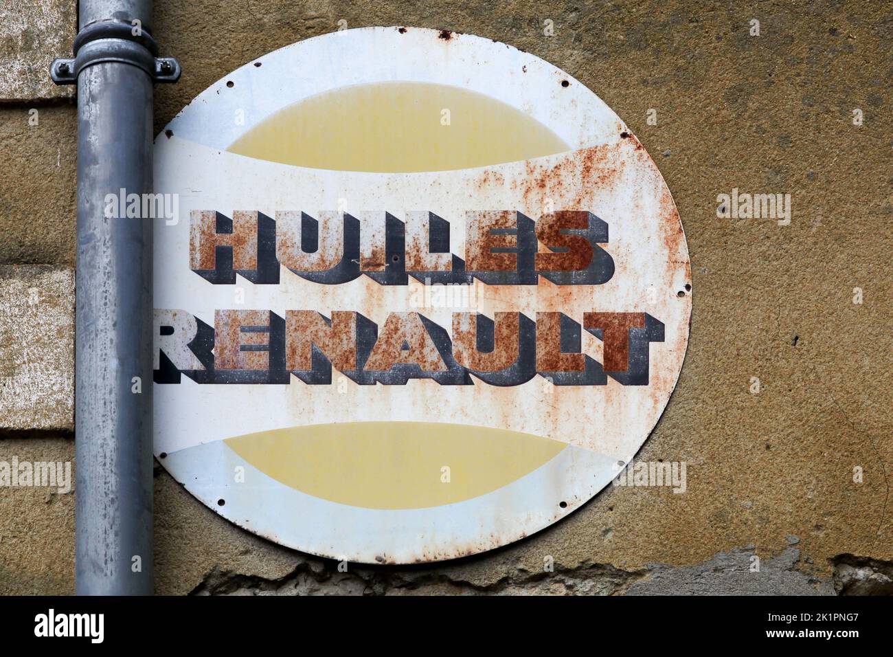 Le Vigan, Francia - 26 de junio de 2021: La vieja publicidad de Huiles Renault en una pared Foto de stock