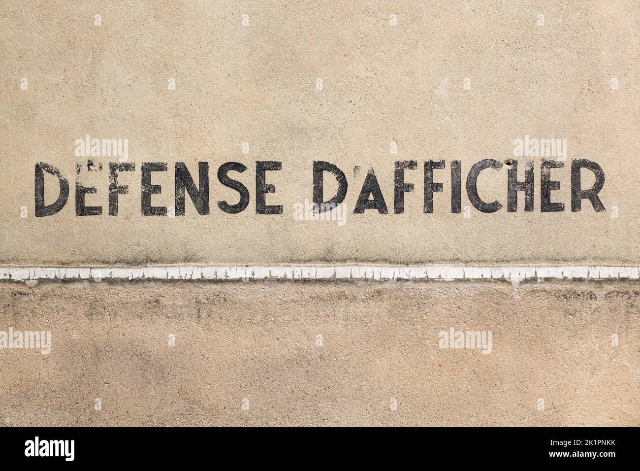 Prohibición de exhibir en un muro llamado defense d'afficher en lengua francesa Foto de stock