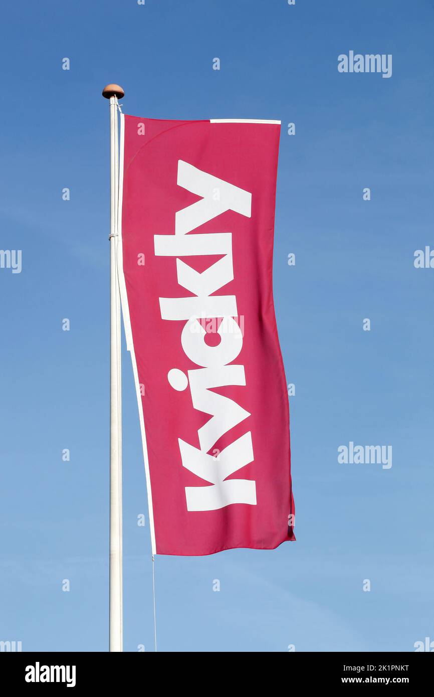 Odder, Dinamarca - 22 de octubre de 2021: Logotipo de Kvickly en una bandera. Kvickly es una cadena de supermercados en Dinamarca, propiedad de Coop Danmark Foto de stock