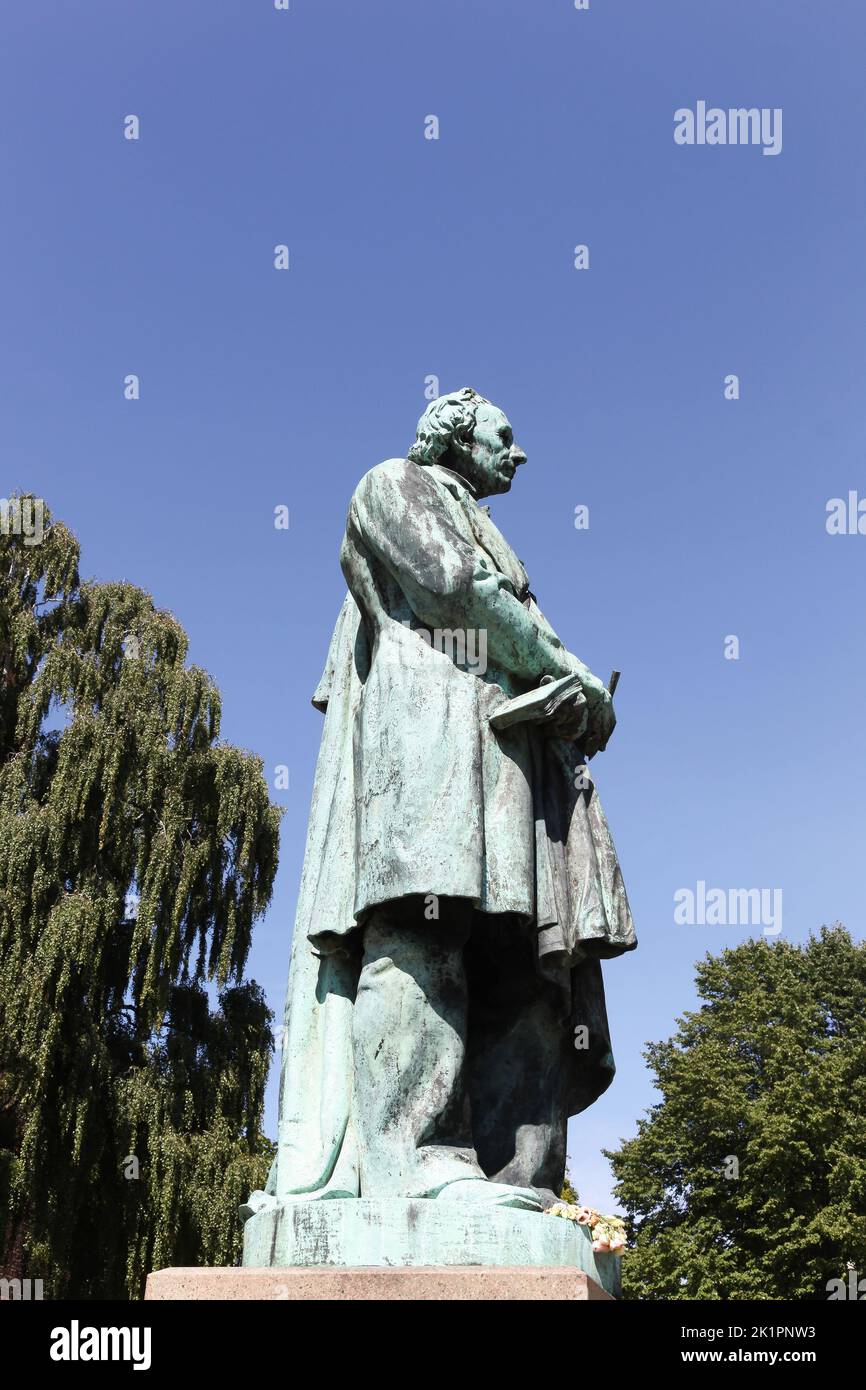 Estatua del autor danés Hans Christian Andersen en un parque de Odense, Dinamarca Foto de stock
