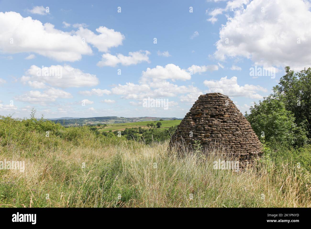 Paisaje en Theize, Beaujolais con una cabaña de piedra llamada cadole en lengua francesa Foto de stock