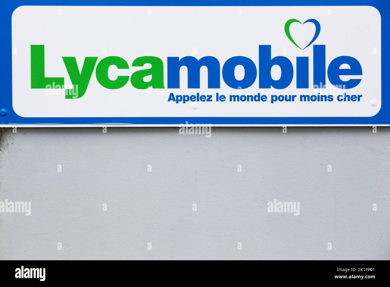 Saint Etienne, Francia - 21 de junio de 2020: Logotipo de Lycamobile en una pared. Lycamobile es un operador de redes virtuales móviles que opera en 22 países Foto de stock