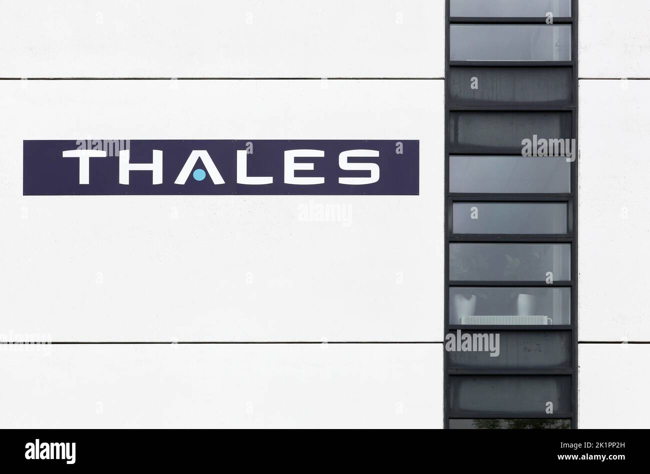 Fredericia, Dinamarca - 8 de junio de 2022: Thales es una multinacional francesa y un grupo electrónico especializado en el sector aeroespacial, de defensa y seguridad Foto de stock