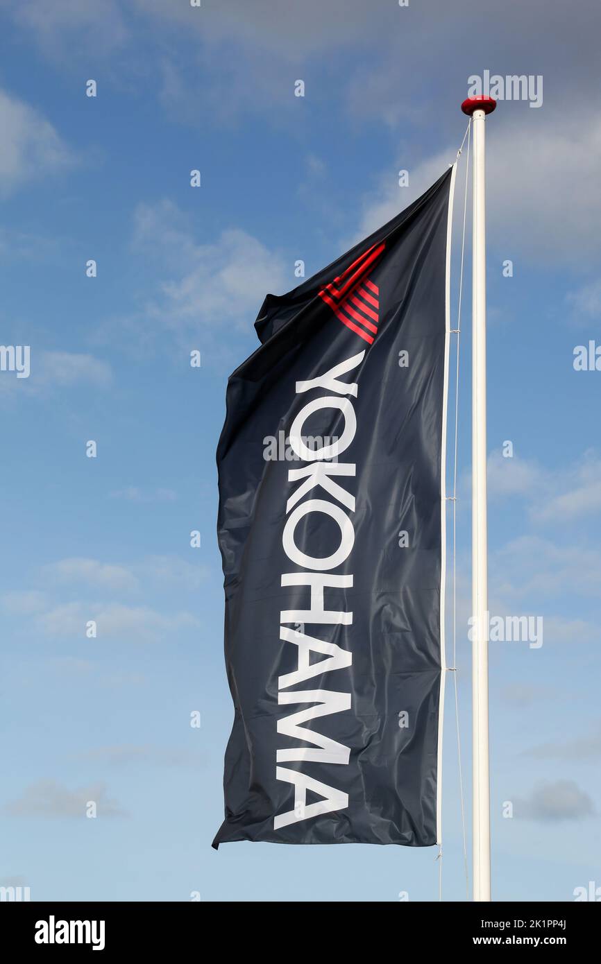 Odder, Dinamarca - 22 de octubre de 2021: Logotipo de Yokohama en una bandera. Yokohama es una compañía de neumáticos con sede en Tokio, Japón Foto de stock