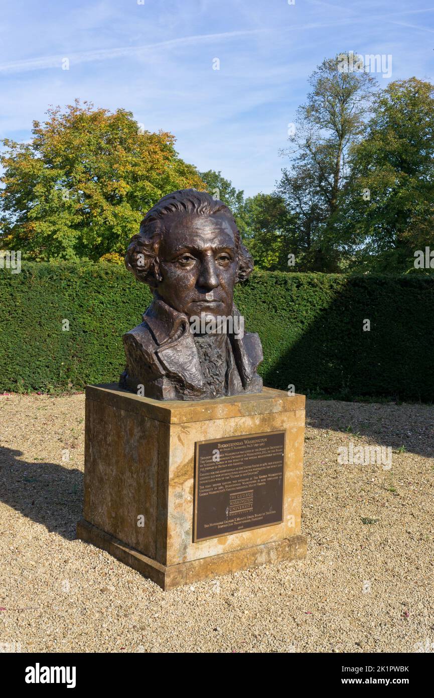 Busto de George Washington en los terrenos de su hogar ancestral, Sulgrave Manor, Northamptonshire, Reino Unido Foto de stock