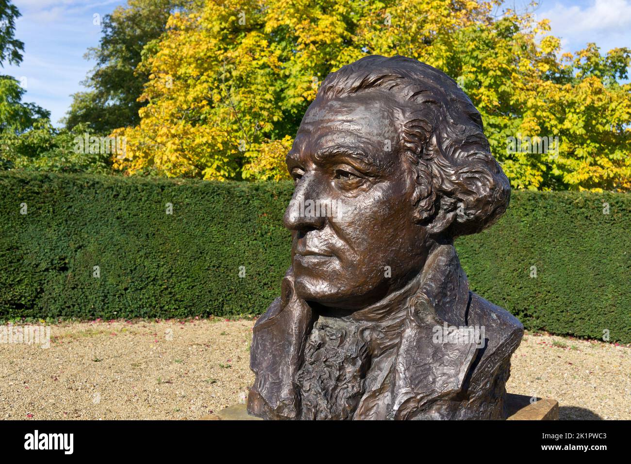 Busto de George Washington en los terrenos de su hogar ancestral, Sulgrave Manor, Northamptonshire, Reino Unido Foto de stock