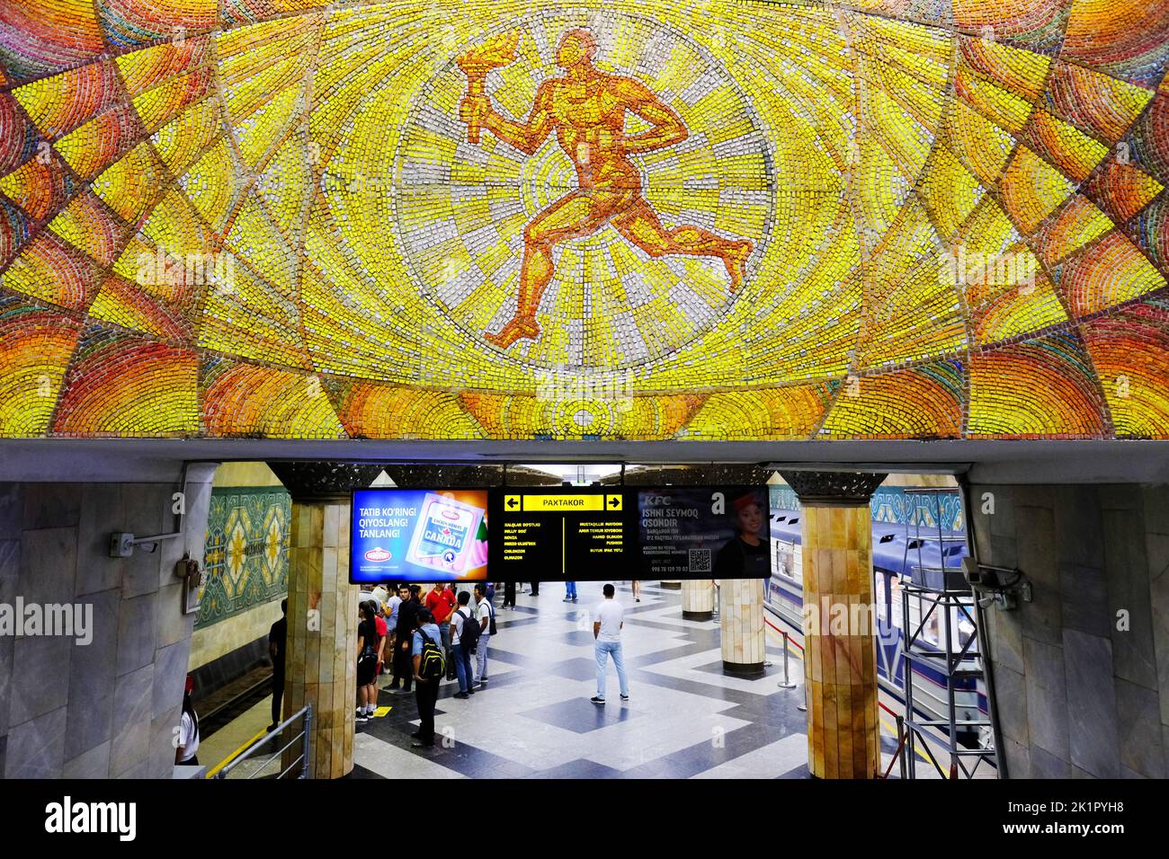 Tashkent Uzbekistán ornamentado tema deportivo decoración en mosaico en la plataforma de la estación de metro Tashkent visto en 2022 Foto de stock
