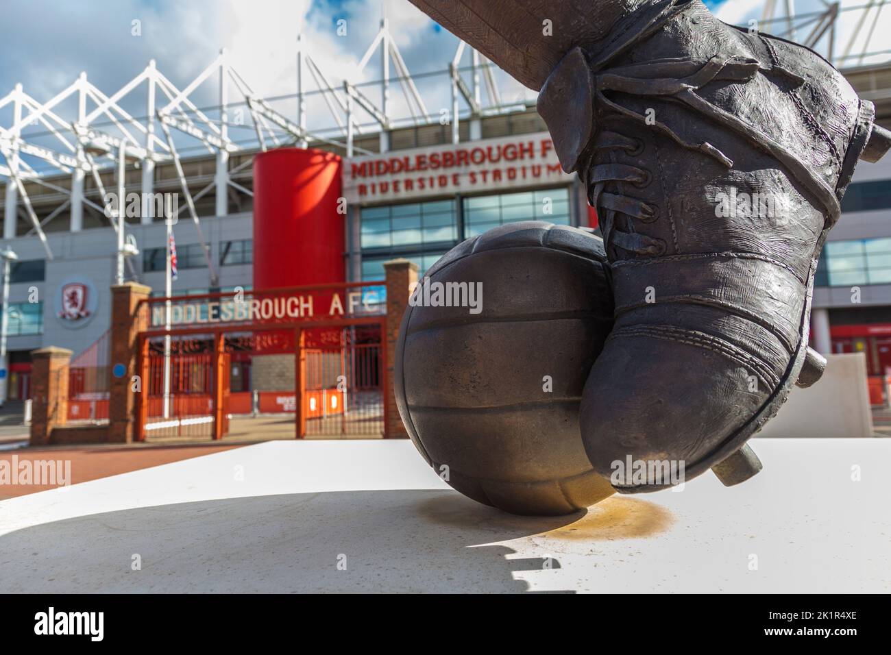 Middlesbrough Football Club's Riverside Stadium ,England,Reino Unido,Primer plano de fútbol y los jugadores arrancan en primer plano Foto de stock