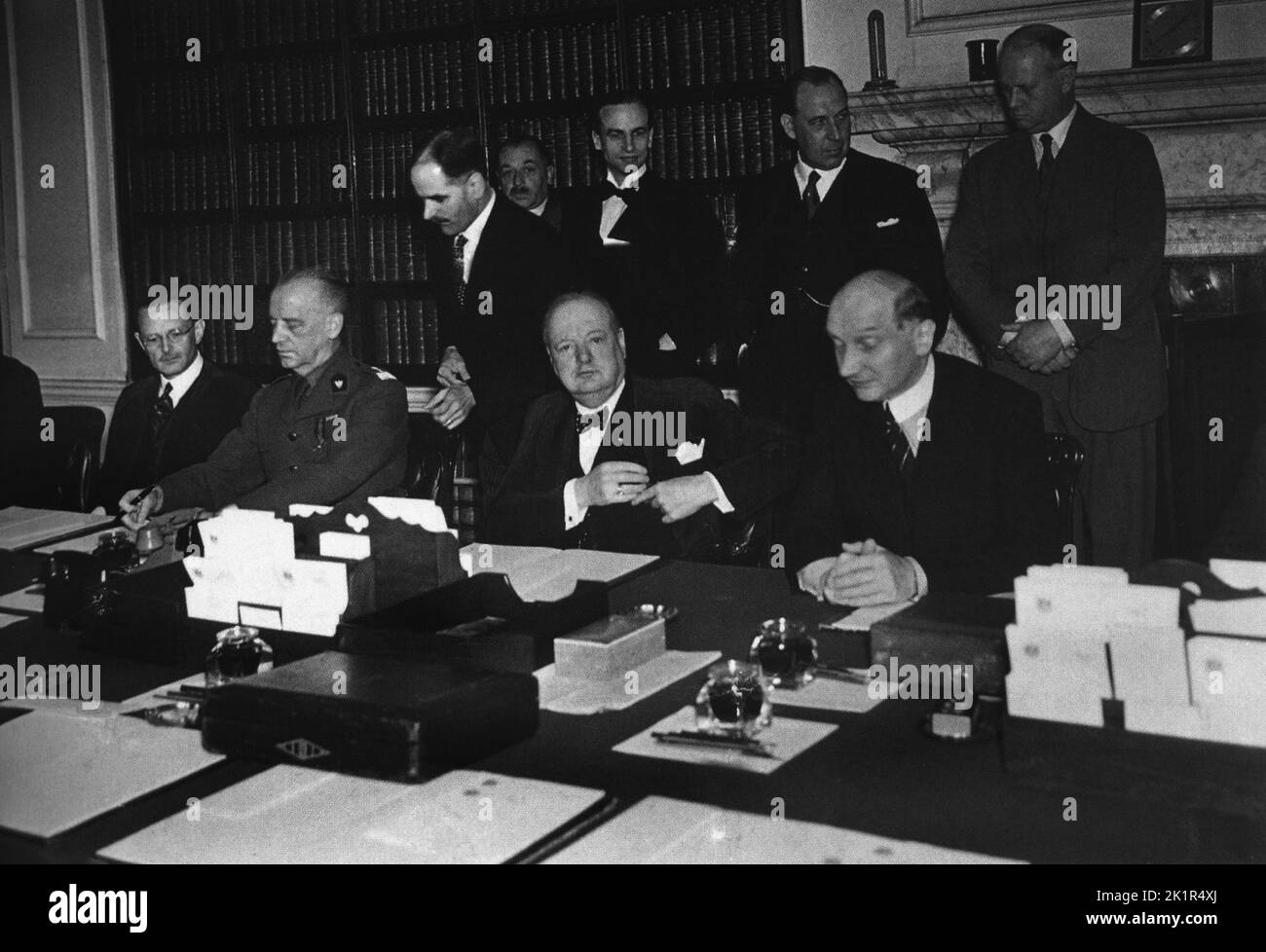 Winston Churchill firmó un tratado con el Gobierno polaco en el exilio. Londres 1940 Foto de stock
