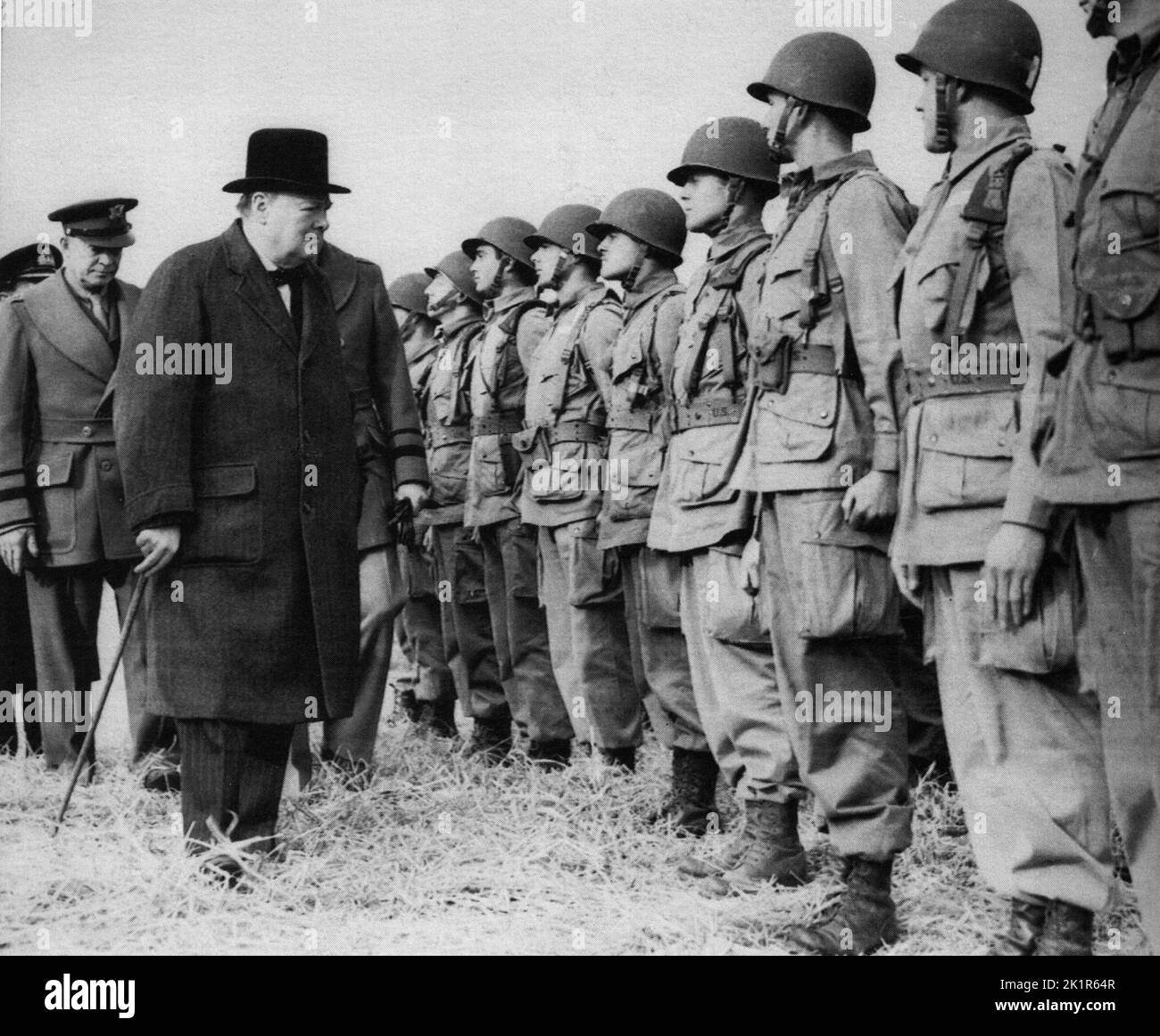 Winston Churchill con el Gen.Eisenhower inspeccionando a los soldados de los EE.UU. 506th Regt anteriores vto los desembarcos del Día D. Foto de stock