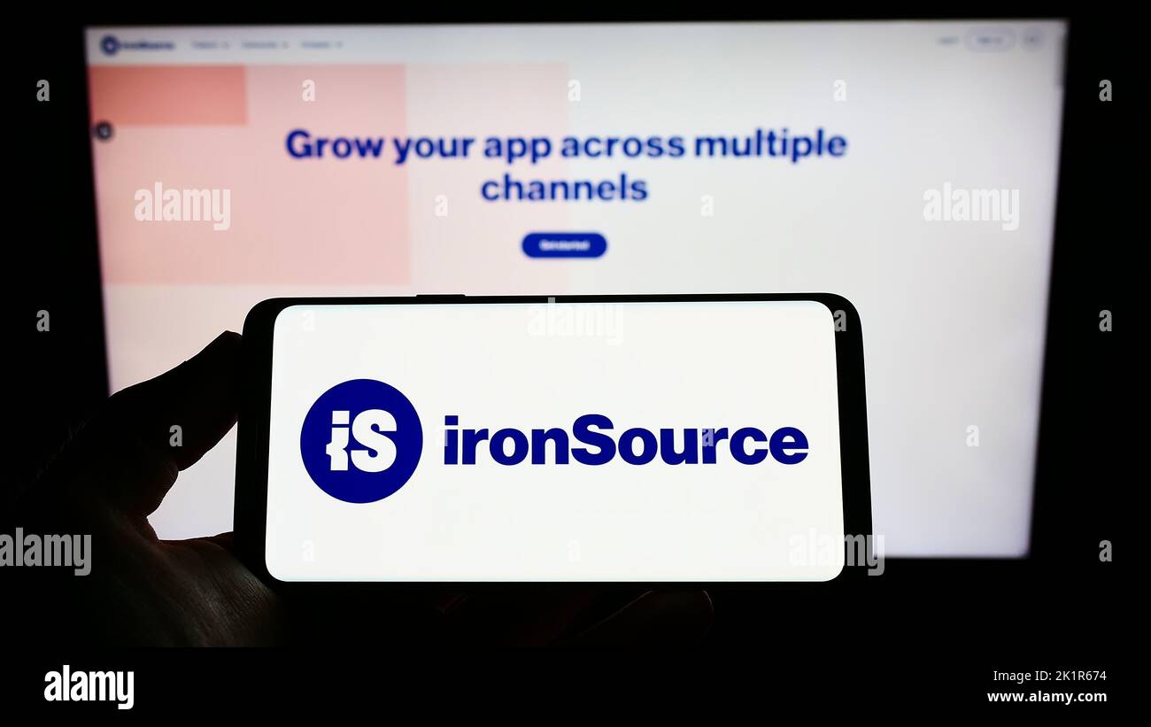 Persona con smartphone con el logotipo de la empresa de aplicaciones