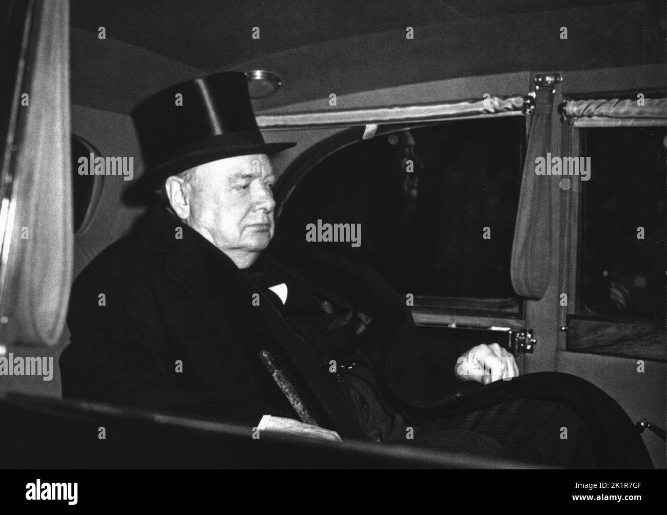 Winston Churchill abandona el Palacio de Santiago después de una reunión del Consejo de Adhesión tras la muerte del Rey. 6th de febrero de 1952 Foto de stock