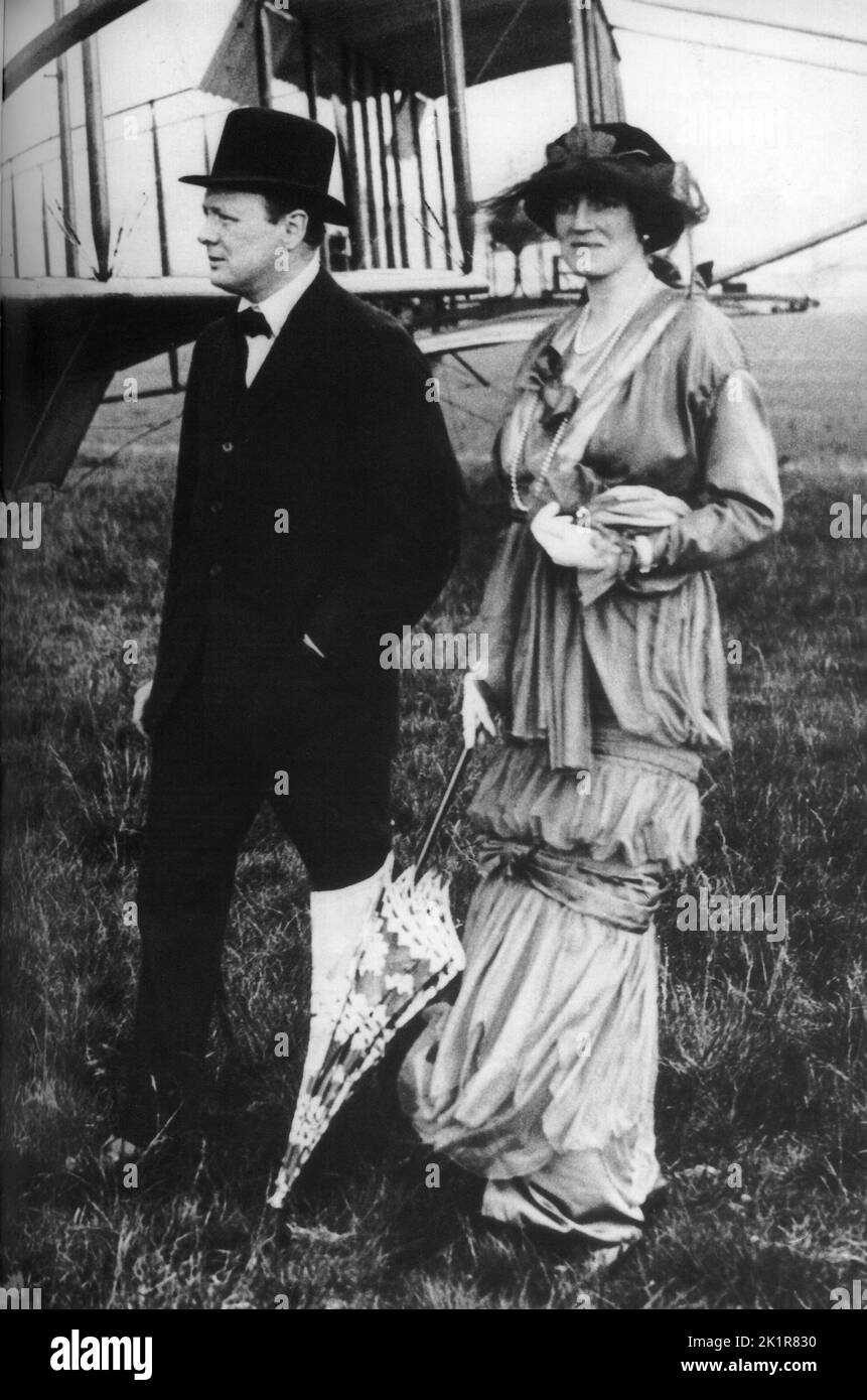 Winston Churchill y su esposa, Clementine, en el aeródromo de Hendon.1914 Foto de stock