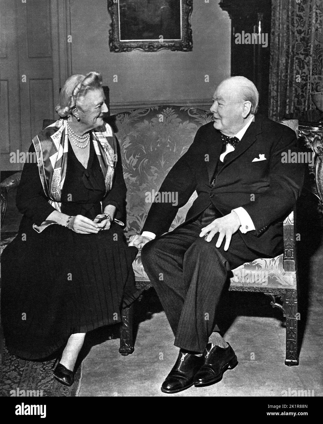 Winston Churchill con su esposa, Clementine, en su 77th cumpleaños en Chartwell. 1951 Foto de stock