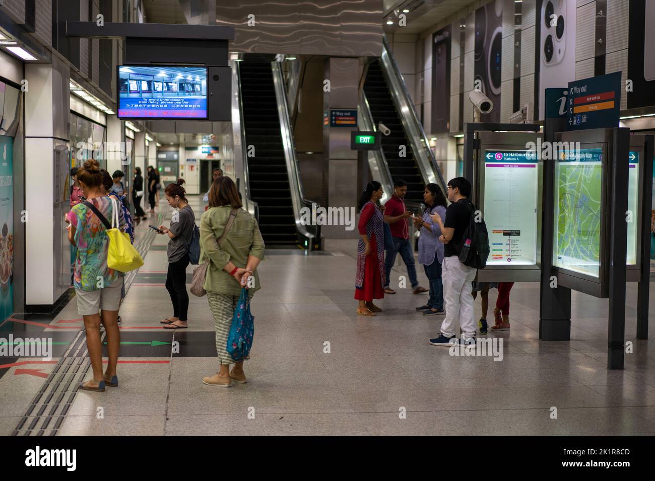 Viajeros que esperan el tren en la estación de intercambio de MRT. Singapur Foto de stock