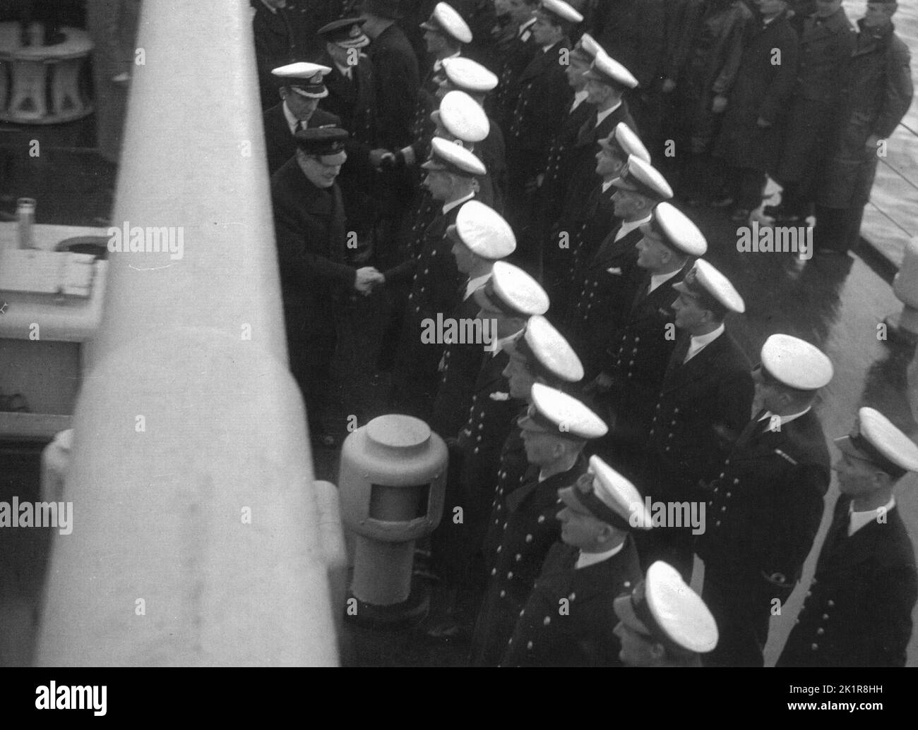 Winston Churchill inspeccionando a la tripulación del HMS Exeter a su regreso de la Batalla del Río de la Plata. 1940 Foto de stock
