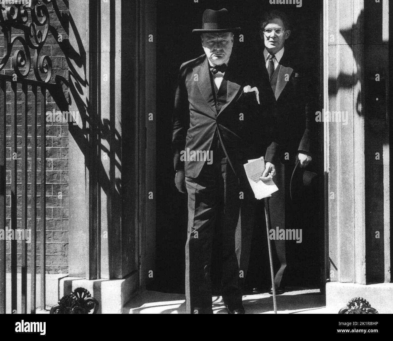Winston Churchill con su secretario privado, Brendan Bracken. Junio 1940 Foto de stock