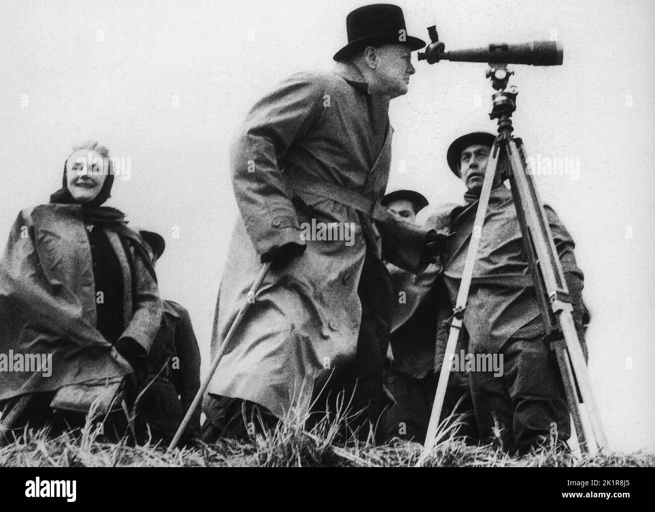 Winston Churchill inspeccionando las defensas costeras 1940 Foto de stock