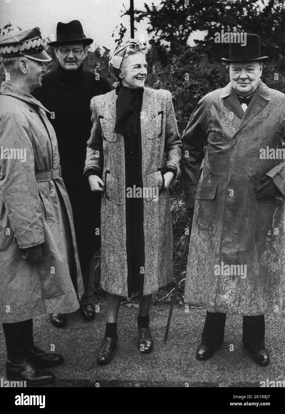 Winston Churchill con su esposa Clementine y el comandante polaco, el general Sikorski. 1941 Foto de stock