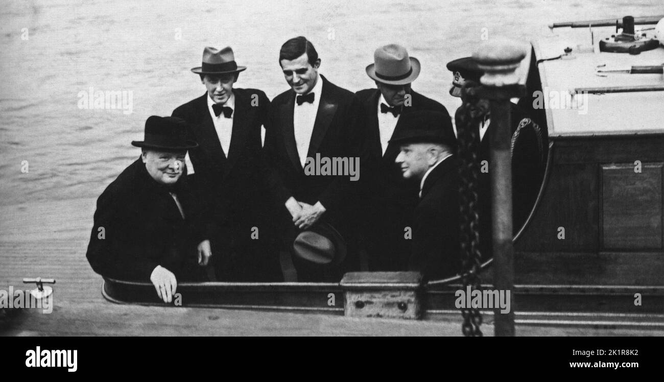Winston Churchill en un viaje por el río Támesis con John Winant (tercero desde la derecha) el embajador estadounidense en Gran Bretaña. Julio 1942 Foto de stock