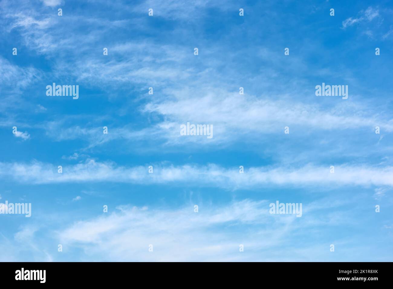 Cielo azul con franjas de nubes - fondo con espacio de copia Foto de stock