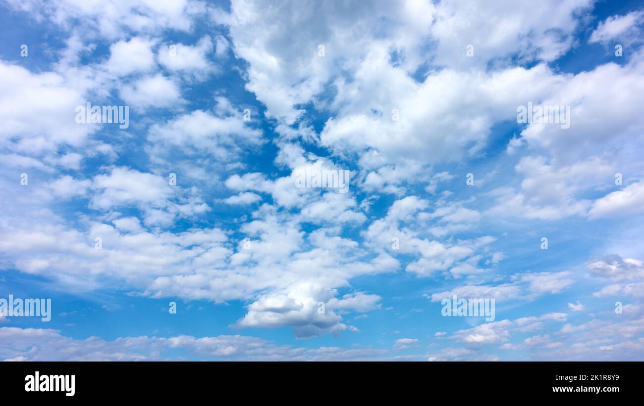 Cielo de verano con nubes. Vista panorámica Foto de stock