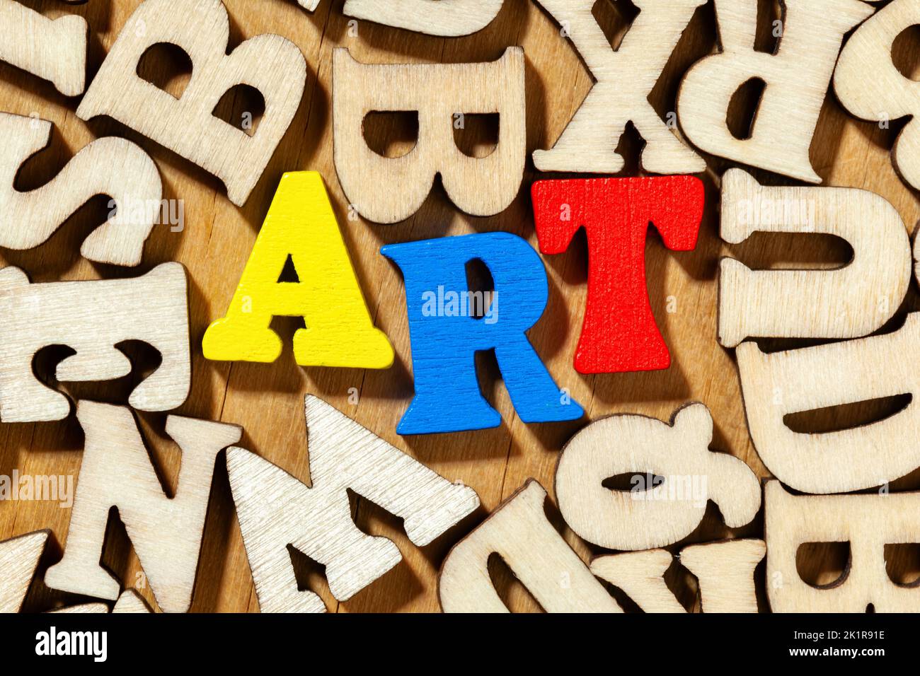 Palabra 'Arte' por color letras de madera de cerca Foto de stock