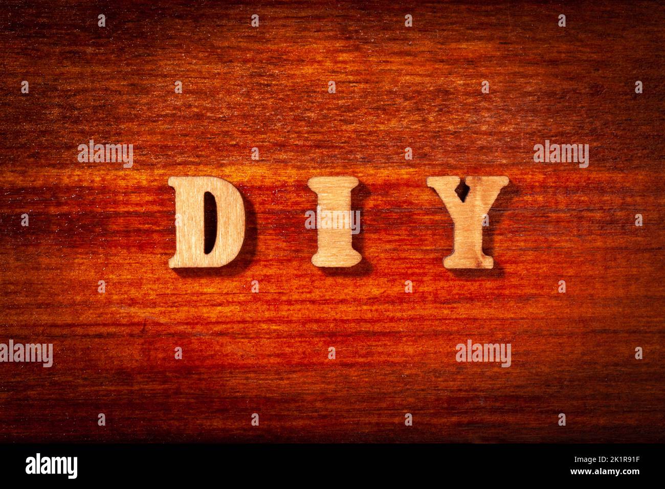 DIY (hágalo usted mismo). Palabra por letras de madera cerca Foto de stock
