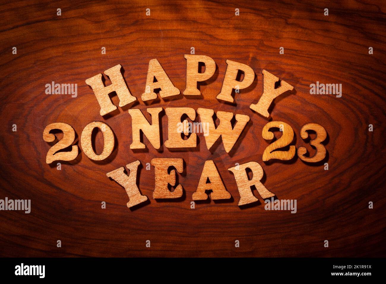 Feliz Año Nuevo 2023 - Inscripción con letras de madera Foto de stock