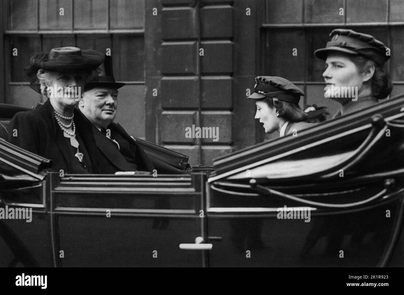 Winston Churchill en un landau con Clementine y sus hijas Mary y Diana después de haber sido premiadas con la libertad de la Cityof London. Junio 1943 Foto de stock