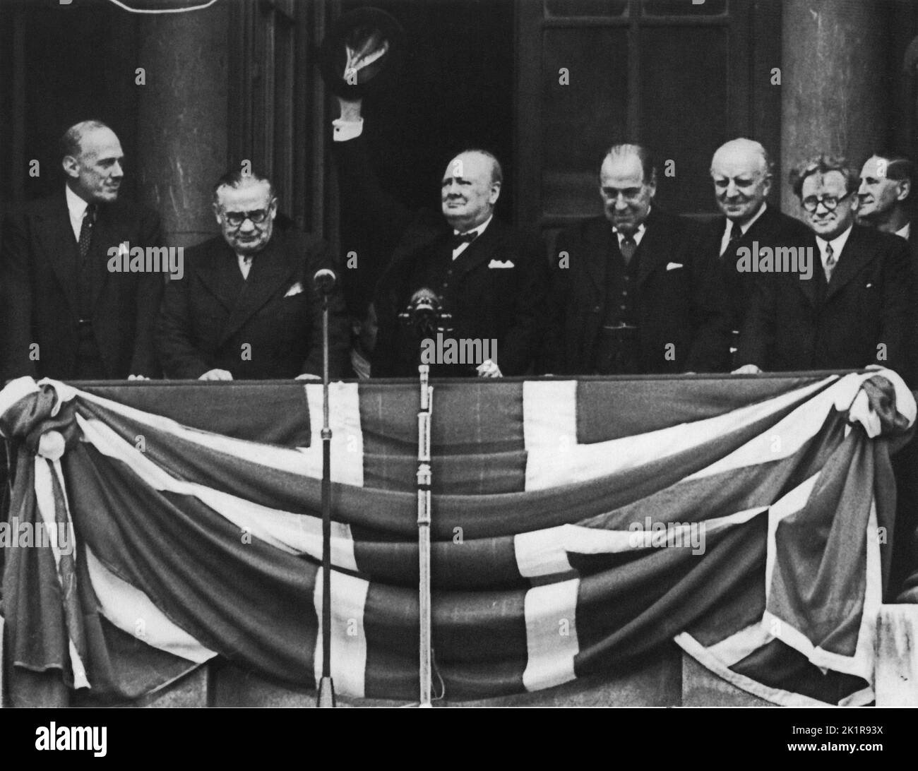 Winston Churchill con miembros de su gabinete de guerra en V.E. Día 1945. Foto de stock