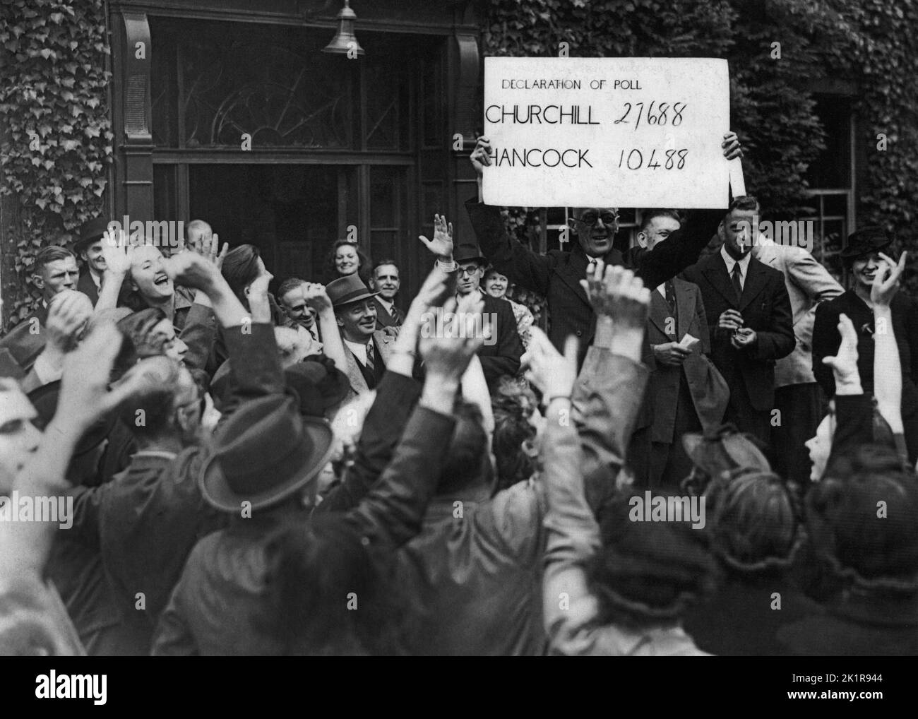 Winston Churchill ganó una gran proporción de los votos en su Woodford, Essex, constituency.in en las elecciones generales del 1945 de mayo Foto de stock