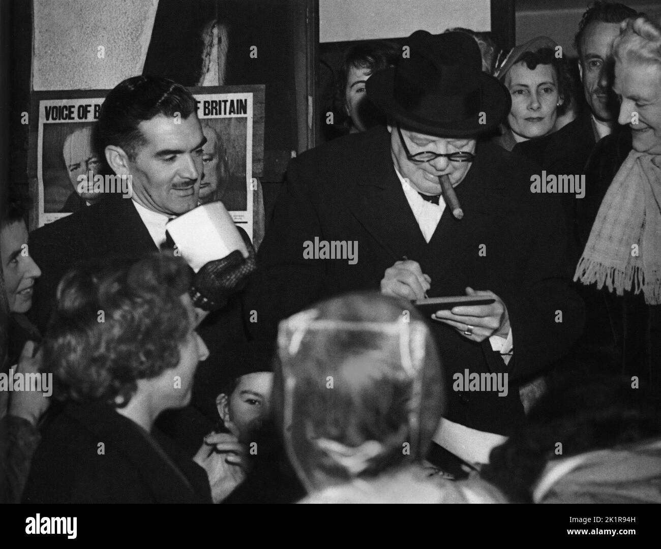 Winston Churchill y Clementine en la circunscripción de Woodford. 1950 Foto de stock