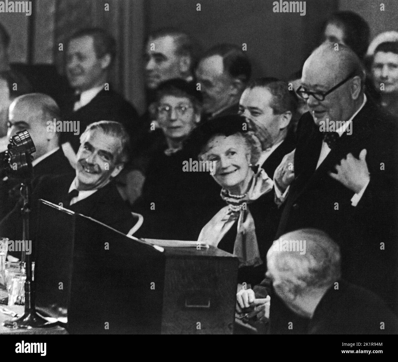 Winston Churchill hablando en la Conferencia del Partido Conservador en octubre de 1953. Lady Churchill y Anthony Eden están cerca. Foto de stock