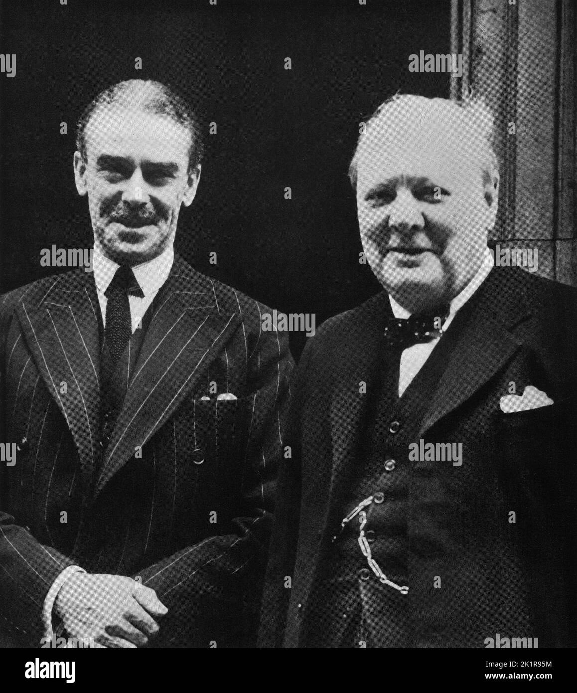 Winston Churchill con el ex embajador australiano en Washington, Richard Casey. Acaba de ser nombrado miembro del Gabinete de Guerra. Junio 1942 Foto de stock